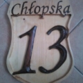 Drewniana tabliczka z numerem domu